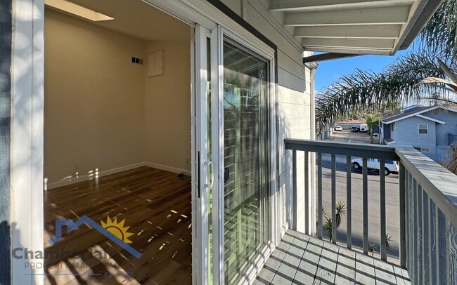 Building Photo - 2 bedroom 1/5 bath in the Village and walk...