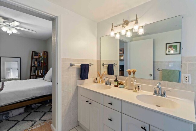 Building Photo - 548 NE 9th Ave