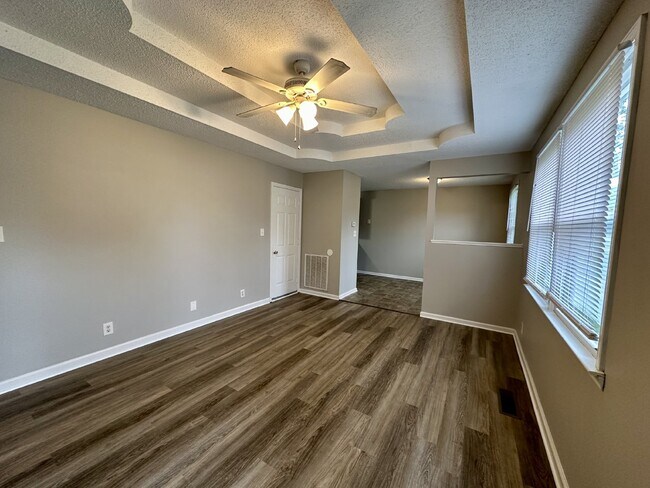 Building Photo - 913 Poppy Dr