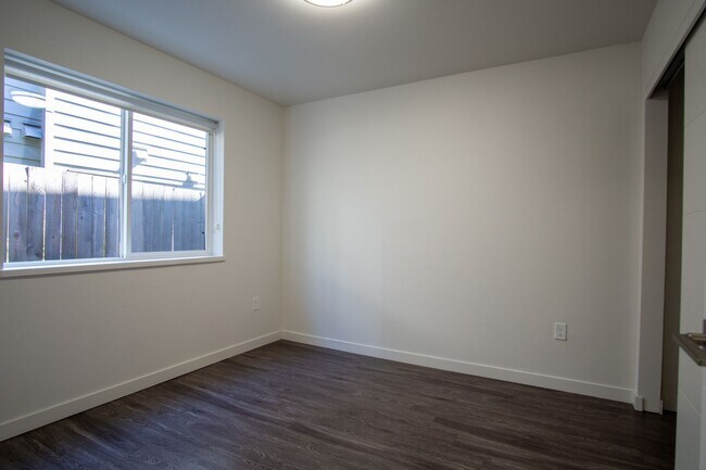Building Photo - Contemporary 1-Bedroom Flat w/ DW + W/D Ready Late August!