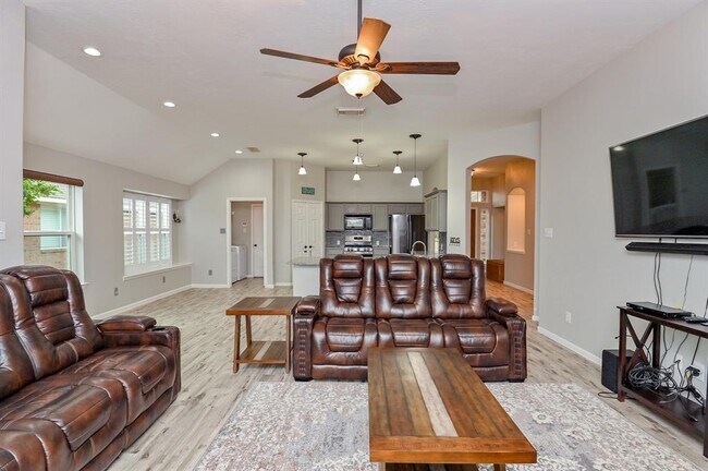 Building Photo - 2526 Lake Dale Ln