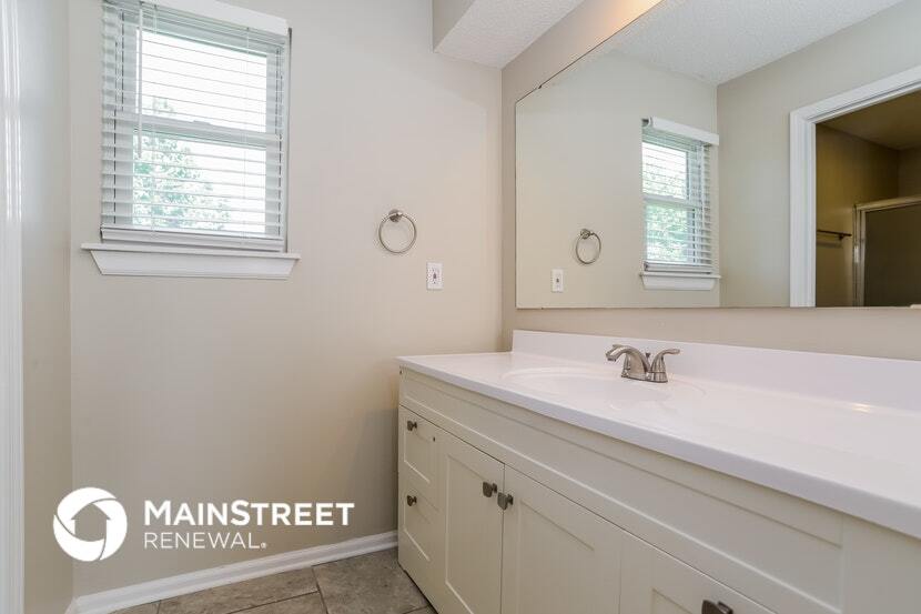 Building Photo - 102 S Janell Dr