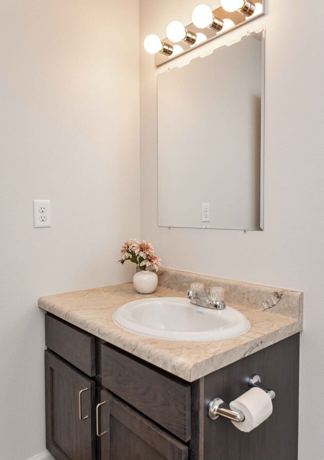 Building Photo - 3 Bedroom, Single-story Townhomes for rent...