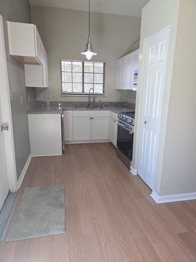Building Photo - 235 Meadow Glen Dr