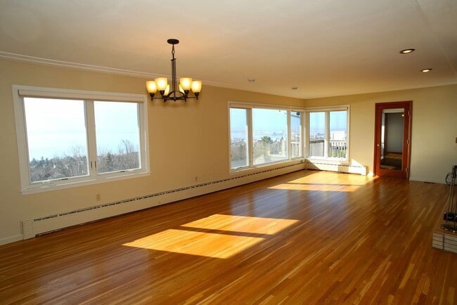 Building Photo - AVAILABLE Aug. 1 - 4 BEDROOM 3 BATHROOM - GORGEOUS LAKE VIEWS