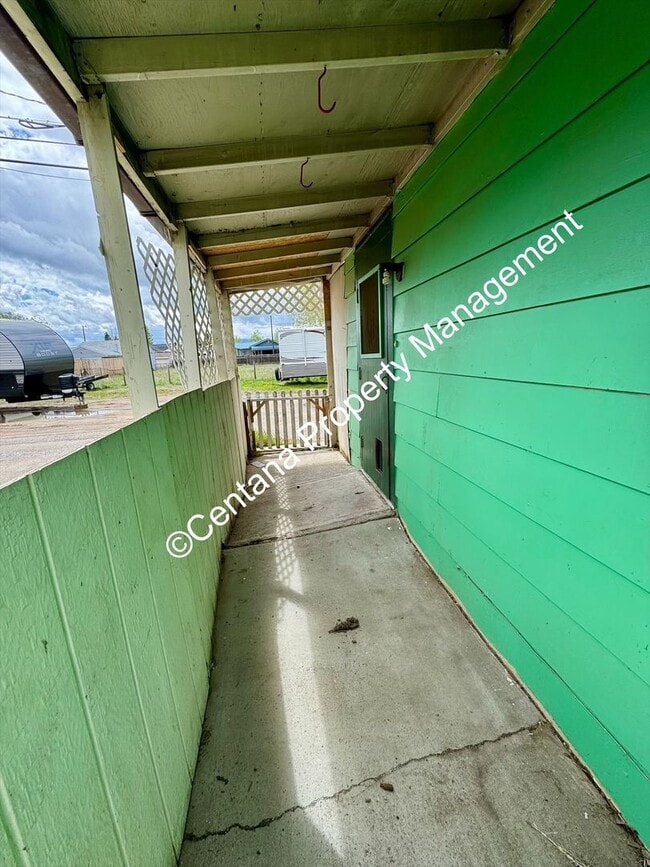 Building Photo - 2 Bedroom 1 Bath Home
