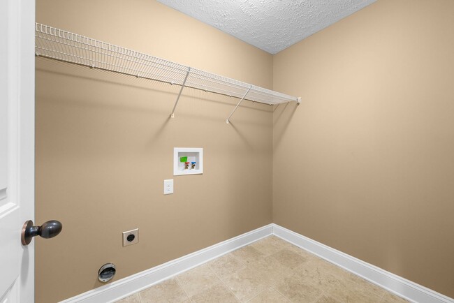 Building Photo - Three Bedroom with Bonus!