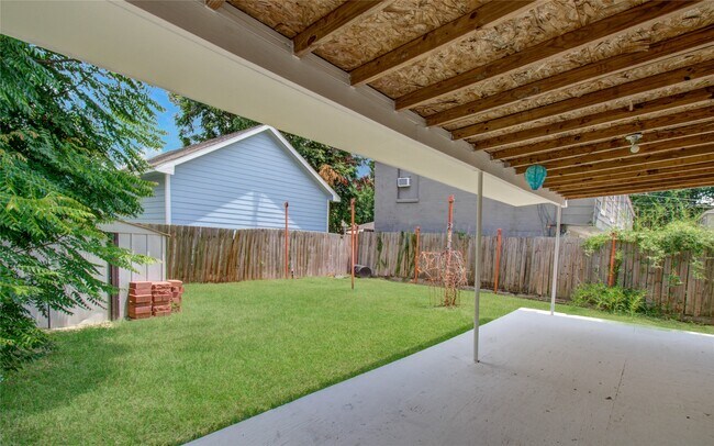 Building Photo - 5319 Bell St