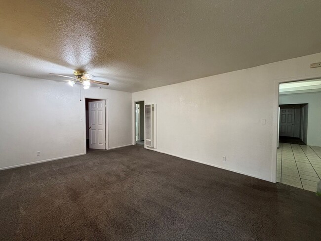 Building Photo - 4 Bedroom 2 Bathroom House with Fenced Yard & 1 Car Garage