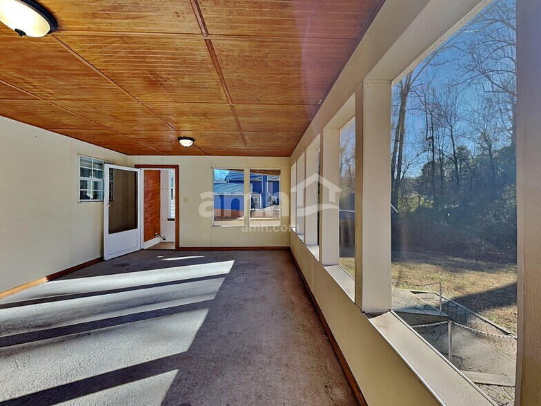 Building Photo - 685 Oxford Hall Dr SW