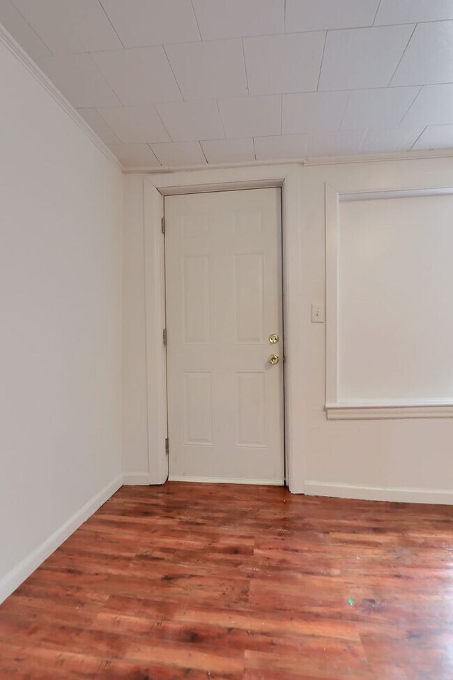 Building Photo - Available Now! 2 Bedroom House with Parkin...