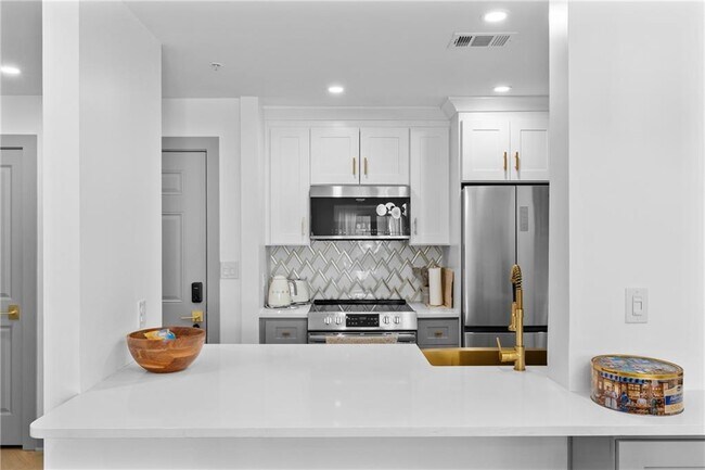 Building Photo - 1074 Peachtree Walk NE