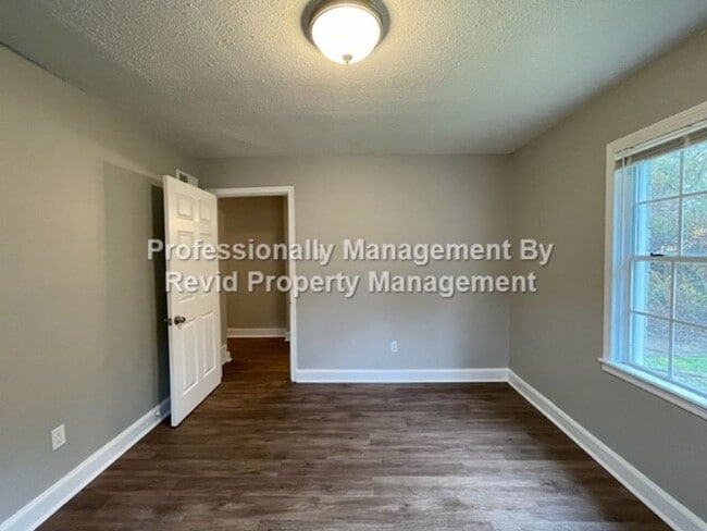 Building Photo - 170 Eastview Dr