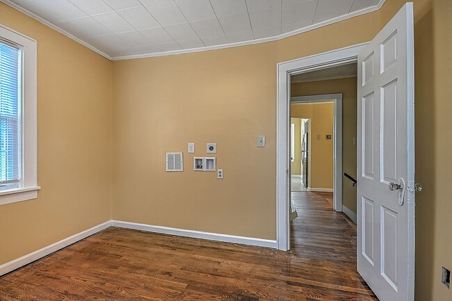 Building Photo - 3 Bdrms +Office / 2 baths Upstairs Apt - K...