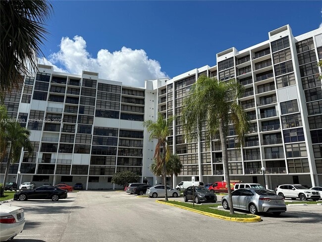 Building Photo - 400 Leslie Dr