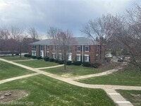 Building Photo - 780 E Fox Hills Dr