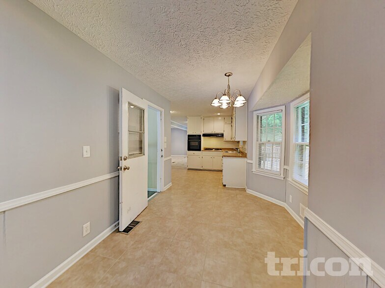 Building Photo - 430 Beaumont Dr SW