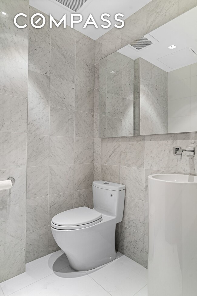 Building Photo - 135 E 38th St