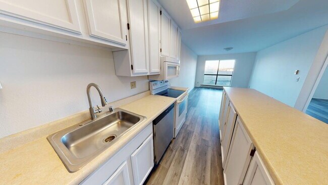 Building Photo - Charming 2BD/1BA Apartment in Prime Neighborhood with Parking
