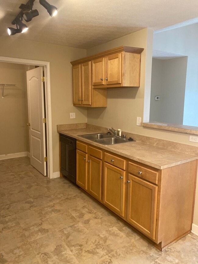 Building Photo - 2 bedroom/ 2 bath Woods of St Andrews condo available for rent in 40214 -  $1,200/month
