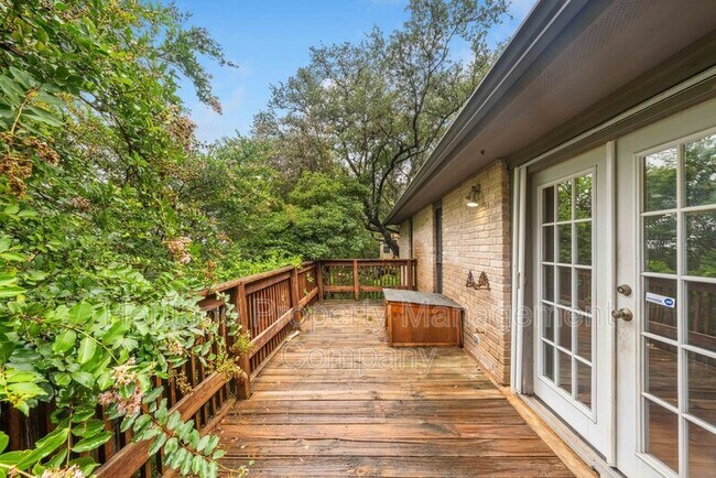 Building Photo - 13906 N Hills Village Dr