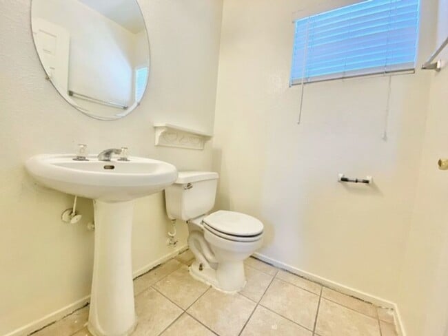 Building Photo - SPECTACULAR 2 STORY HOME 3 BEDROOM 2.5 BAT...