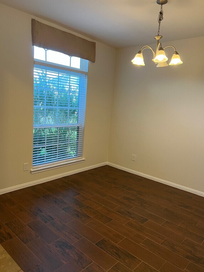 Building Photo - 1238 S Maple Dr