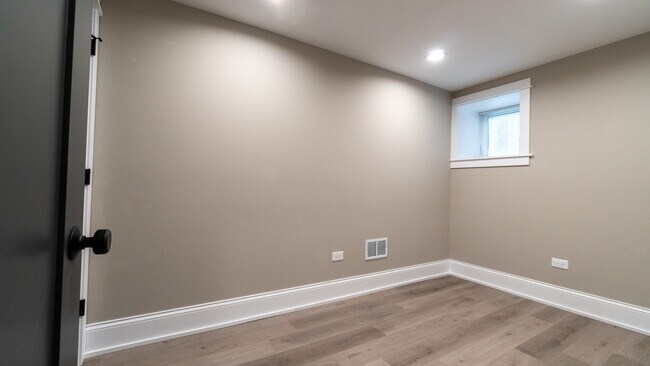 Building Photo - 5404 N Paulina St