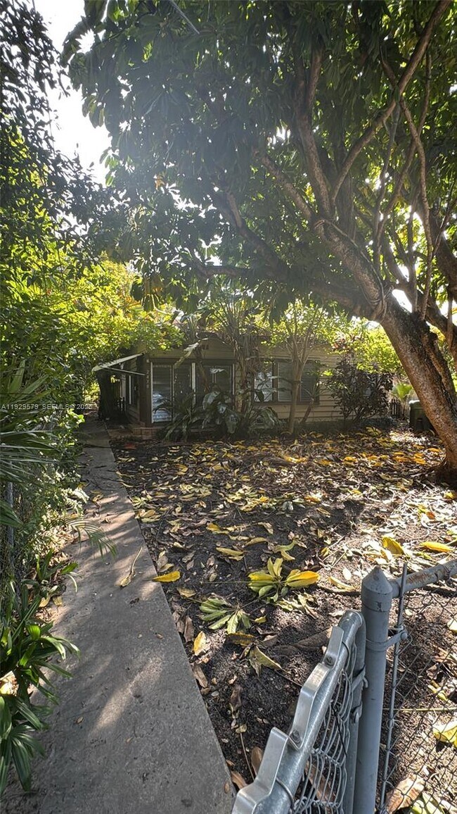 Building Photo - 2430 SW 25th Ter