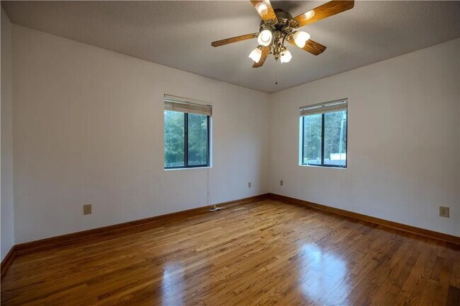 Building Photo - 3 Bedroom Home w/ Workshop and Fenced Yard