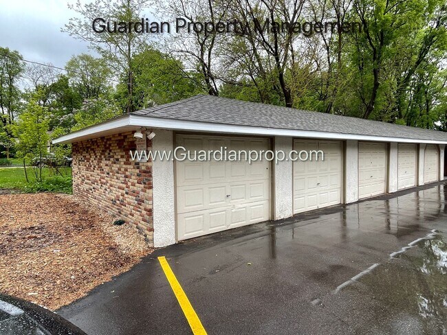 Building Photo - Champlin 2nd Floor Renovated Apartment, Di...