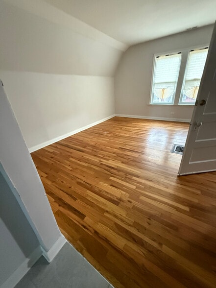 Building Photo - 1114 N Karlov Ave