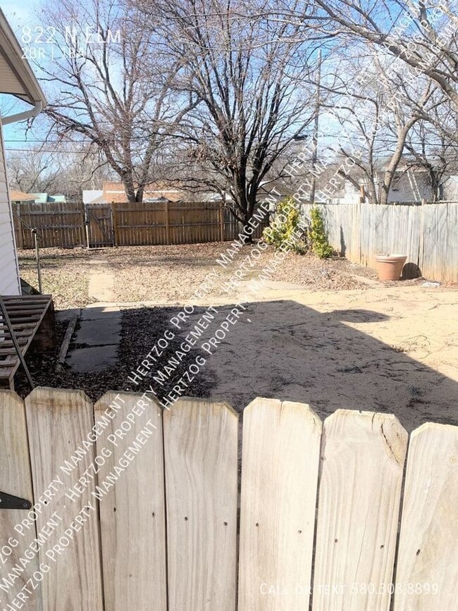 Building Photo - 822 N Elm-