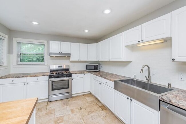 Building Photo - Fantastic 4 Bedroom Home In Great North Indy Location!