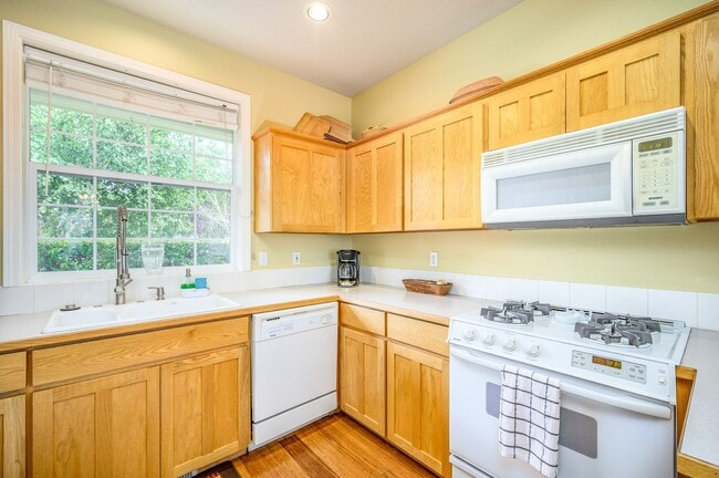 Building Photo - Large 3 Bed, 2.5 Bath Home in McMinnville-...
