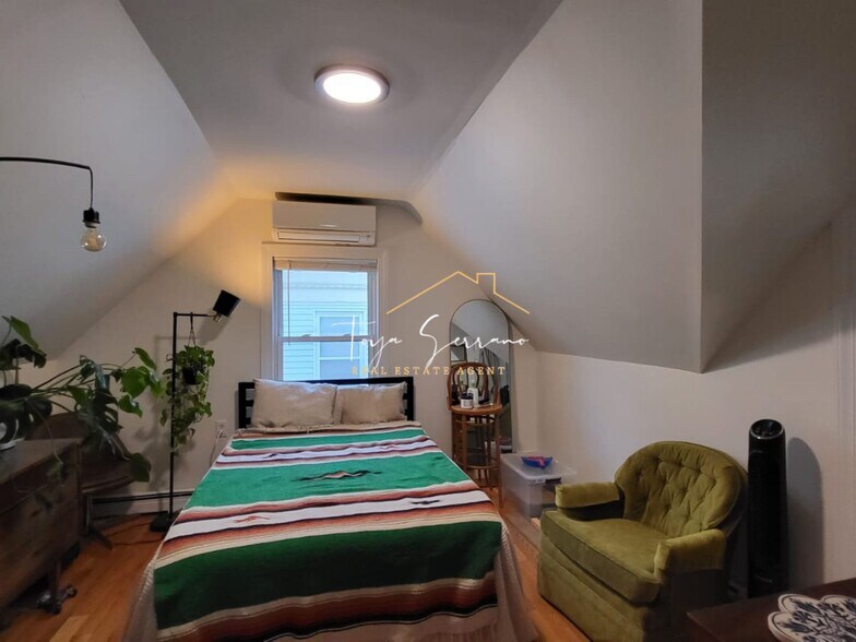 Building Photo - 648 Columbia Rd