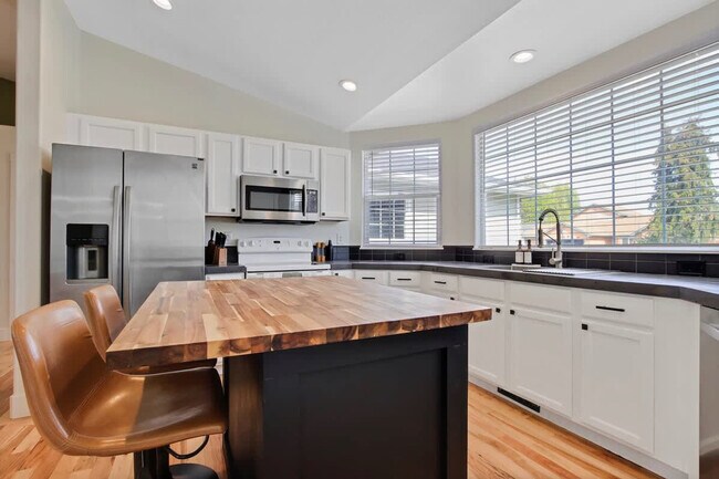 Building Photo - 4243 E Driftwood Dr