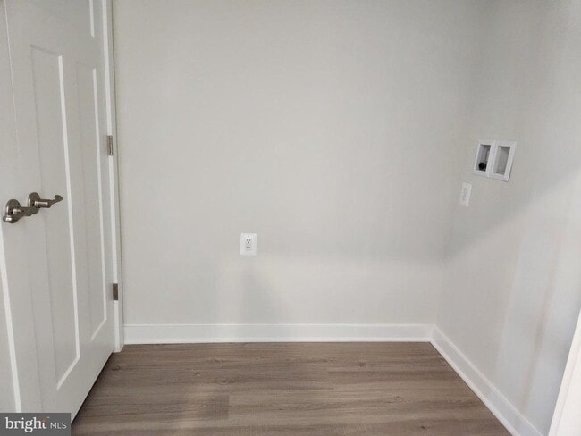 Building Photo - 327 Baker Dr