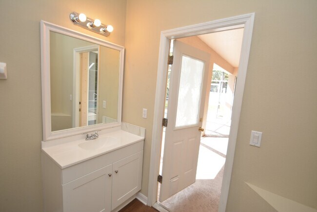 Building Photo - Pool Home with 4 bed, 2 bath located in Se...