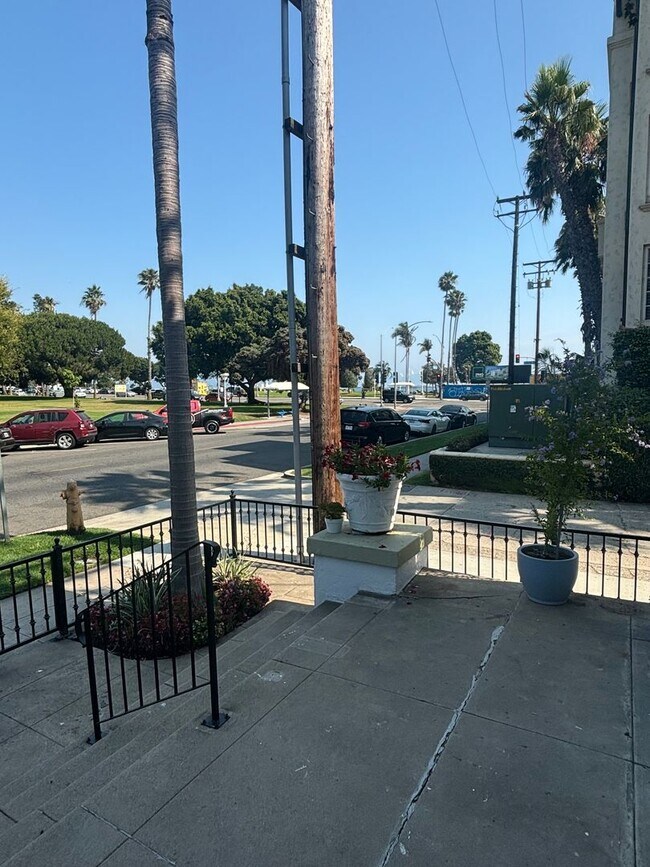 Building Photo - Beautiful 2 Bedroom 1 Bath available now in Long Beach