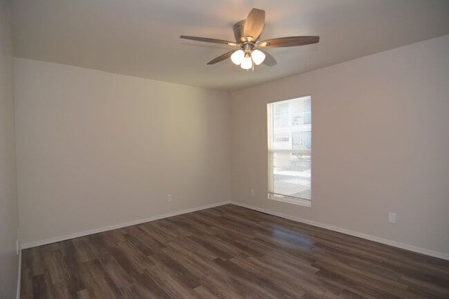 Building Photo - Remodeled 1 Bedroom 1 Bath Condo! Great Ce...