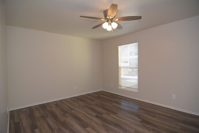 Building Photo - Remodeled 1 Bedroom 1 Bath Condo! Great Central Tucson Location!