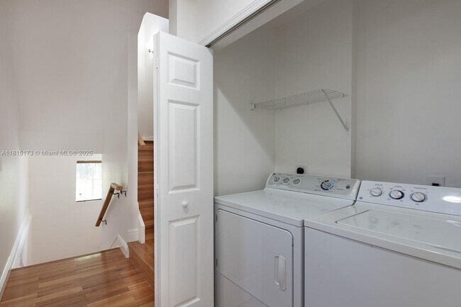 Building Photo - 2913 SW 30th Ct