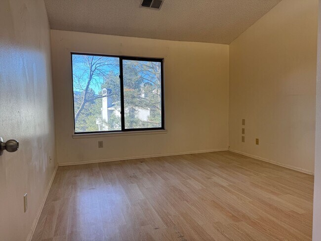 Building Photo - Adorable 2 Bedroom Condo w/Mountain Views!