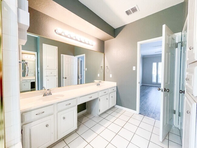 Building Photo - Beautiful 4 Bedroom 2.5 Bathroom Home in L...