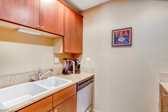 Building Photo - Beautifully Furnished One Bedroom Condo ne...