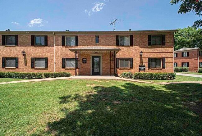 Building Photo - 2104 Virginia Dr