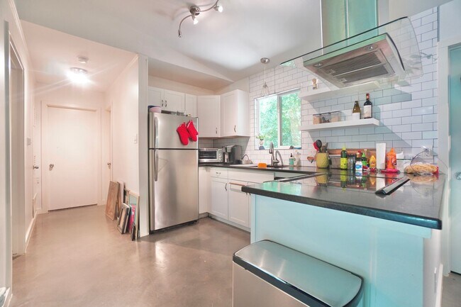 Building Photo - 1117 Mariposa Dr