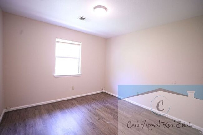 Building Photo - First month move in special $700!! Renovat...