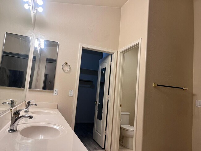 Building Photo - 3107 E Kingbird Pl